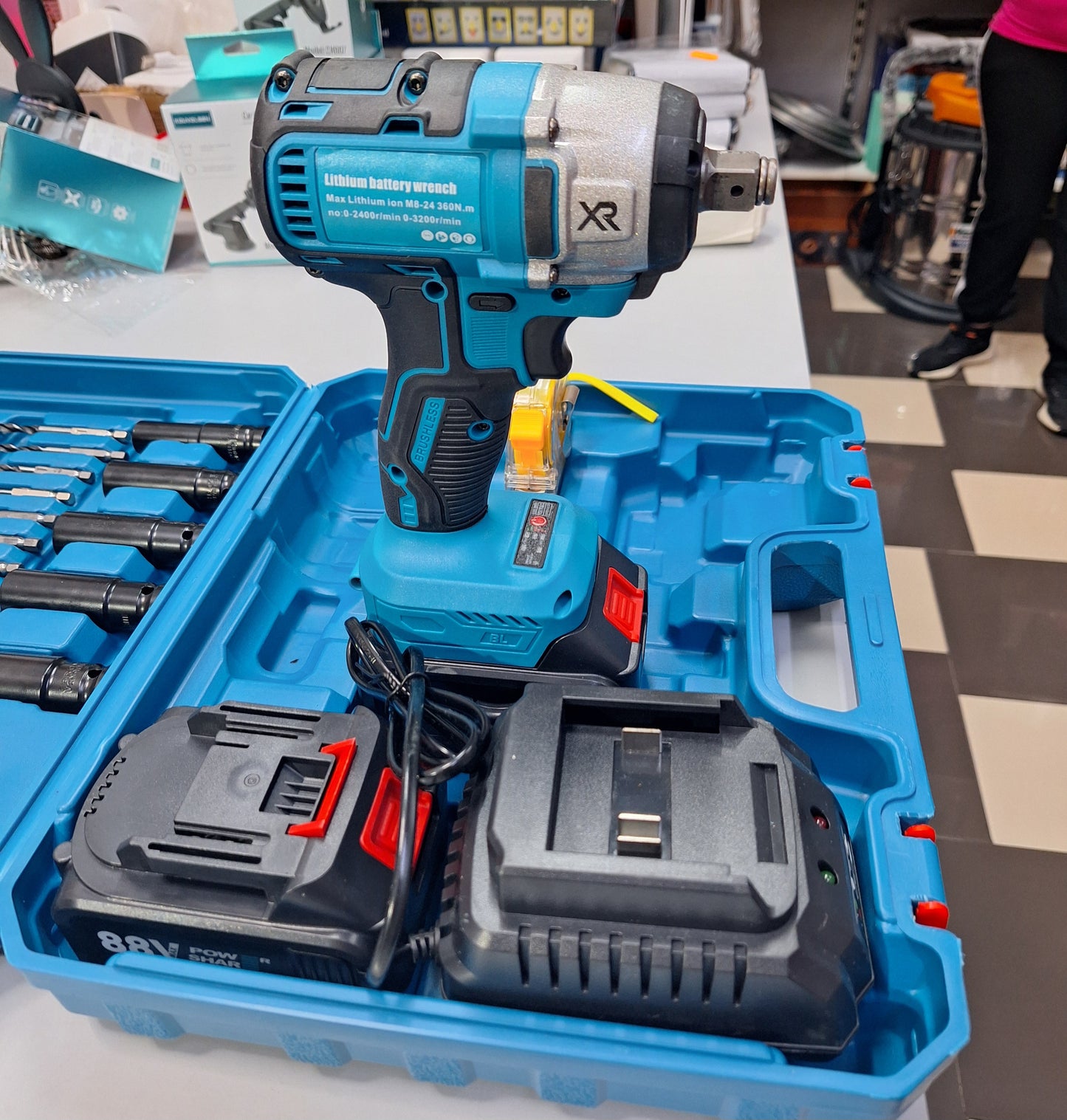 Avvitatore Impulsi con accessori