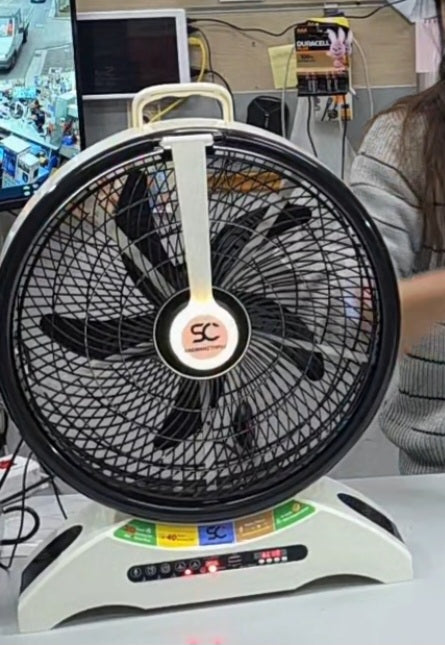 Bianco o nero. Ventilatore ricaricabile con telecomando bluetooth , radio fm, luce ecc.. descrizione da video